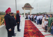 बालाघाट में आन-बान और शान से फहराया गया तिरंगाकलेक्टर कुमार सत्यम ने विधिवत ध्वजारोहण कर राष्ट्रीय ध्वज को दी सलामी।सामूहिक रूप से हुआ राष्ट्रगान और पथक दल द्वारा ‘मेरा मध्य प्रदेश है’ राज्य गान का गायन।अधिकारियों व कर्मचारियों ने एक-दूसरे को दी आजादी के पावन पर्व की शुभकामनाएं;