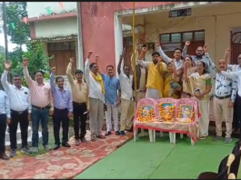 आन-बान-शान के साथ जगह-जगह लहराया तिरंगा झंडा