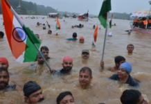 जबलपुर में उफनती नर्मदा की लहरों के बीच लहराया तिरंगा, 200 तैराकों ने निकाली 10 किमी यात्रा