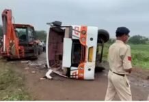 ब्रेक फेल होते ही बस में मची चीख-पुकार, जान बचाने चलती बस से कूदे यात्री, मोड़ पर पलटी, 13 घायल