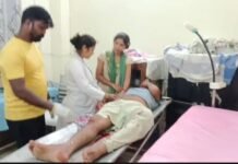 कंचनपुर के पास पिकअप और बाइक की सीधी भिड़ंत, रेलवे गेटकीपर गंभीर रूप से घायल
