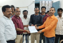 स्कूल की बदहाली और शिक्षकों की कमी से नाराज पालकों ने तहसीलदार को सौंपा ज्ञापन