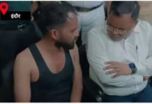 ‘मेरा डीजे लेकर चला गया’, इंदौर कलेक्टर के सामने युवक ने शरीर पर उड़ेल लिया किरोसिन, फिर उन्होंने बगल में बैठाकर सुनी बातें