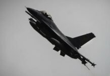 मिशिगन में अमेरिकी F-16 लड़ाकू विमान क्रैश, 1 मील इलाके को खाली करने का आदेश, पायलट अस्पताल में भर्ती