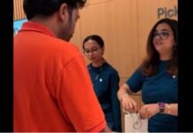 Delhi: साकेत मॉल में सबसे पहले बिका iPhone 18 Pro सीरीज का ये मॉडल, रात से लाइन में लगा था शख्स