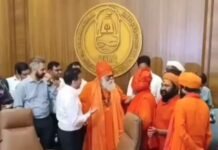 Nashik Kumbh Mela: कुंभ की बैठक में साधु-संत हुए आक्रामक, त्र्यंबक राज की प्रतिकृति-मुखौटे पर साधु-संत नाराज