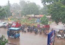 20 दिन बाद फिर बरसे बदरा, झमाझम बारिश से सड़कों पर पानी