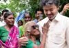 तमिलनाडु: CM विजय ने बुजुर्ग महिला को गिफ्ट किए अपने डियोर सनग्लासेस, हैरान हुए सब, महिला हुई भावुक