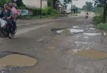 मजार से पांगा तालाब मोड़ाई तक हाईवे मार्ग में बने अनगिनत गड्डे, नजर हटी….समझों दुर्घटना घटी..