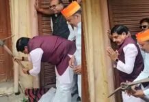 उज्जैन में सड़क चौड़ीकरण की जद में आया सीएम मोहन यादव का घर, विधि-विधान से पूजन के बाद खुद चलाई गेती