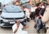 बीना में सड़क हादसे के बाद बीजेपी नेता की पुलिस से तीखी झड़प, बेटे को बचाने सड़क पर धरने पर बैठे