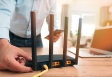 एक Wi-Fi पर TV, Phone और Laptop चलाने से कैसे बंटती है Internet Speed?