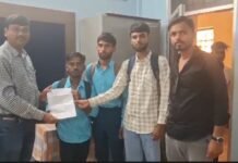 महाविद्यालय की समस्याओं को लेकर विद्यार्थियों ने सौंपा ज्ञापन
