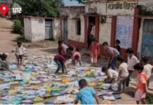 धार के सरकारी स्कूल की रसोई में घुसा पानी, आंगन में किताबें और बस्ते सुखाते नजर आए बच्चे,