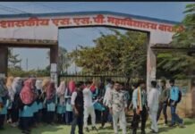 आठ सूत्रीय मांगों को लेकर विद्यार्थियों ने महाविद्यालय के मुख्य गेट पर की तालाबंदी