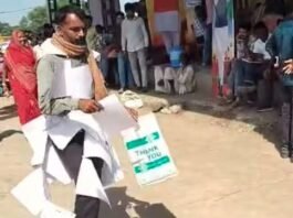 गले में शिकायतों की माला पहन मंत्री के सामने पहुंचा हितग्राही, सरपंच पर कार्रवाई, 20 हजार रिश्वत के आरोप से मचा हड़कंप