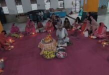 पति की दीर्घायु के लिए सौभाग्यवती महिलाओ ने रखा निर्जल व्रत