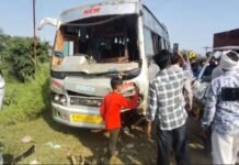 पिकअप ने यात्री वाहन को मारी जोरदार टक्कर, दोनों वाहन क्षतिग्रस्त