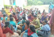 मानदेय और राशन के लिए कलेक्ट्रेट में गरजीं रसोइया बहनें, घंटों तक चला हंगामा