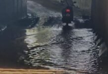 सरंडी अंडरब्रिज में जलभराव और कीचड़ से ग्रामीण परेशान