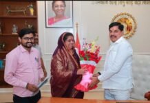 मुख्यमंत्री और प्रभारी मंत्री से मिलीं विधायक अनुभा मुंजारे, महिला के साथ थाने में हुई मारपीट और किसानों के मुद्दे रखे,