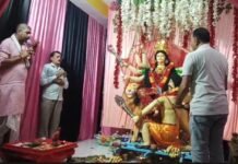 ढोल-नगाड़ों और जयकारों के बीच पंडालों में विराजीं मां दुर्गा,