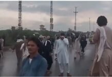 पाकिस्तान: खैबर के बारा में हिंसक हुआ PTI का प्रदर्शन, पुलिस से झड़प, सरकारी इमारतों में लगाई आग
