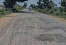 झालीवाड़ा से अंसेंरा मार्ग जर्जर, सडक़ पर बिखरी गिट्टी और गड्ढों से बढ़ा हादसों का खतरा