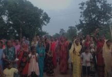 महिलाओं ने ग्राम खमरिया को नशा मुक्त बनाने का लिया संकल्प