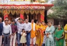 केश शिल्पी सेन नाई समाज ने मां काली पाठ मंदिर में श्रद्धा-भक्ति के साथ चढ़ाई चुनरी