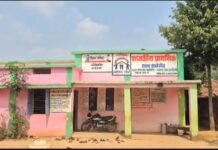 शासकीय प्राथमिक शाला थानेगांव में शिक्षिका मनीषा मेश्राम ऑनलाइन हाजिरी लगाकर लौटी घर