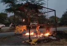 नीमच में आरटीओ बैरियर पर बवाल, ट्रक ड्राइवर और पत्नी से मारपीट के बाद हाइवे पर आगजनी, 4 घंटे बंद रहा एमपी-राजस्थान बॉर्डर