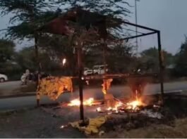 नीमच में आरटीओ बैरियर पर बवाल, ट्रक ड्राइवर और पत्नी से मारपीट के बाद हाइवे पर आगजनी, 4 घंटे बंद रहा एमपी-राजस्थान बॉर्डर