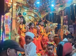 गायखुरी में निकला दशहरा चल समारोह, शुभम बोरीकर ने धारण किया महाराज जी का